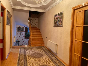 In Baku 450.0 m² house with 6.0 rooms is for sale - Image 5