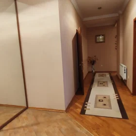 In Baku 165.0 m² apartment is for sale - Image 3