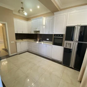 In Baku 180.0 m² apartment is for rent - Image 2