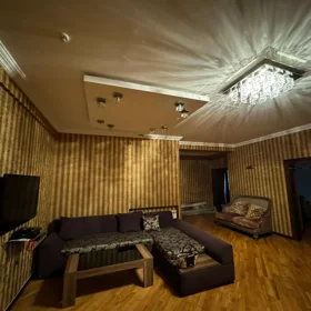 In Baku 200.0 m² apartment is for rent - Image 2