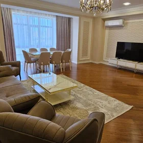 In Baku 220.0 m² apartment is for rent - Image 2