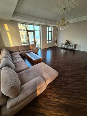In Baku 165.0 m² apartment is for rent