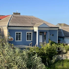 In Baku 110.0 m² house with 4.0 rooms is for sale
