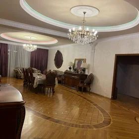 In Baku 220.0 m² apartment is for rent - Image 4