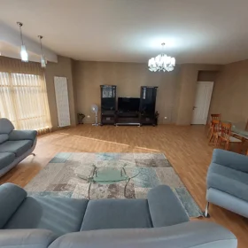 In Baku 240.0 m² apartment is for rent - Image 3