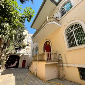In Baku 750.0 m² house with 6.0 rooms is for sale - Image 2