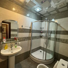 In Baku 200.0 m² apartment is for rent - Image 4