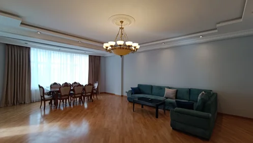In Baku 220.0 m² apartment is for rent - Image 2