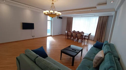 In Baku 220.0 m² apartment is for rent - Image 4