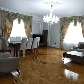 In Baku 200.0 m² apartment is for rent - Image 2