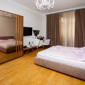In Baku 195.0 m² apartment is for sale - Image 3