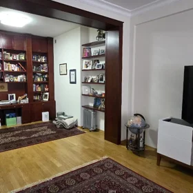 In Baku 195.0 m² apartment is for sale - Image 4