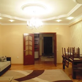In Baku 140.0 m² apartment is for rent - Image 2