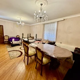 In Baku 440.0 m² house with 9.0 rooms is for sale