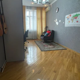 In Baku 210.0 m² apartment is for sale - Image 2