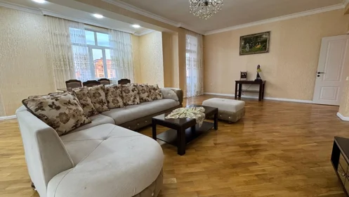 In Baku 176.0 m² apartment is for rent - Image 2