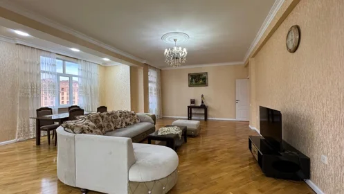 In Baku 176.0 m² apartment is for rent - Image 3