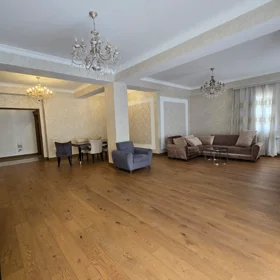 In Baku 260.0 m² apartment is for rent - Image 4