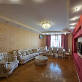 In Baku 150.0 m² apartment is for rent - Image 4