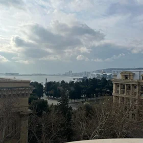 In Baku 200.0 m² apartment is for rent - Image 2