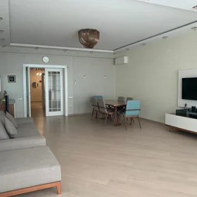 In Baku 220.0 m² apartment is for rent - Image 3