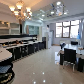 In Baku 175.0 m² apartment is for rent - Image 2