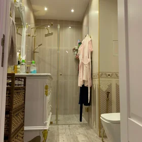 In Baku 135.0 m² apartment is for sale - Image 4