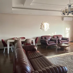 In Baku 175.0 m² apartment is for rent - Image 2