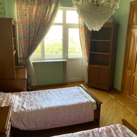 In Baku 200.0 m² apartment is for rent - Image 4