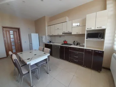 In Baku 145.0 m² apartment is for rent - Image 5