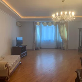 In Baku 140.0 m² apartment is for rent - Image 2