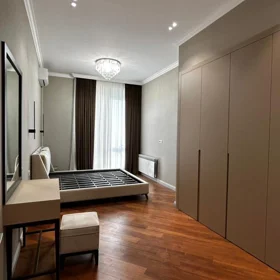 In Baku 220.0 m² apartment is for rent - Image 4