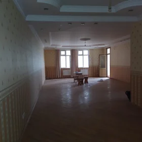 In Baku 135.0 m² apartment is for sale - Image 2