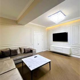 In Baku 205.0 m² apartment is for sale - Image 3
