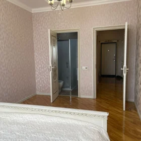 In Baku 90.0 m² apartment is for rent - Image 3