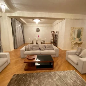 In Baku 230.0 m² apartment is for rent - Image 2