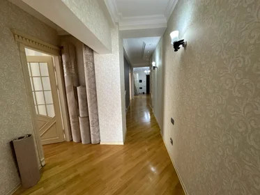 In Baku 195.0 m² apartment is for rent - Image 4