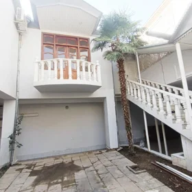 In Baku 350.0 m² house with 9.0 rooms is for rent