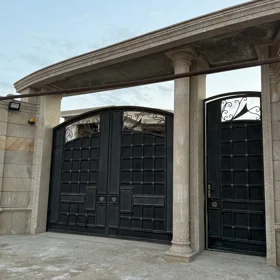 In Baku 540.0 m² house with 6.0 rooms is for sale