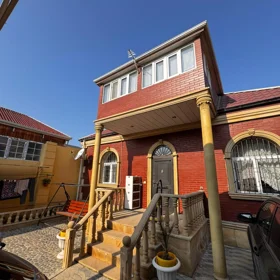 In Baku 200.0 m² house with 5.0 rooms is for sale