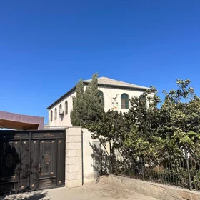 In Baku 240.0 m² house with 6.0 rooms is for sale