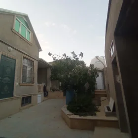 In Baku 130.0 m² house with 4.0 rooms is for rent