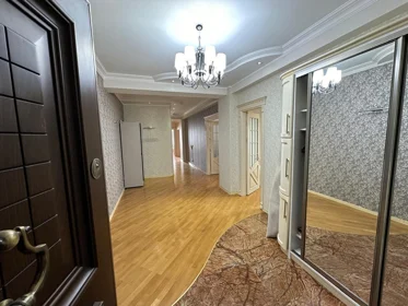 In Baku 195.0 m² apartment is for rent