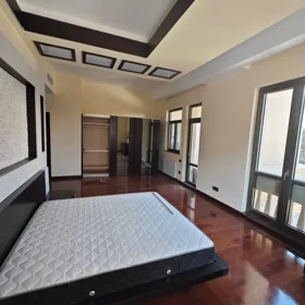 In Baku 190.0 m² apartment is for rent - Image 5