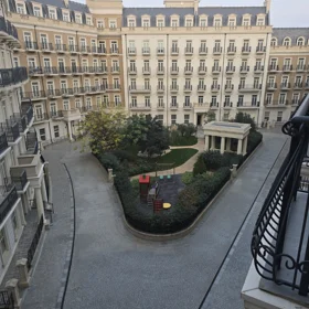 In Baku 215.0 m² apartment is for sale - Image 2