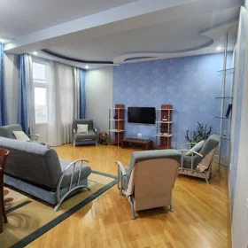 In Baku 220.0 m² apartment is for rent - Image 3