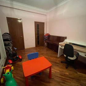 In Baku 170.0 m² apartment is for rent - Image 5