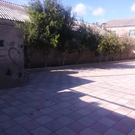 In Baku 220.0 m² house with 6.0 rooms is for rent - Image 2