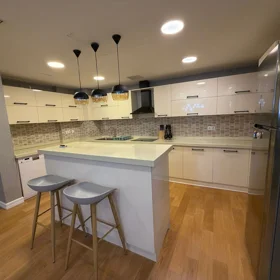 In Baku 220.0 m² apartment is for rent - Image 5