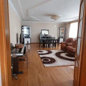In Baku 135.0 m² house with 4.0 rooms is for rent - Image 2